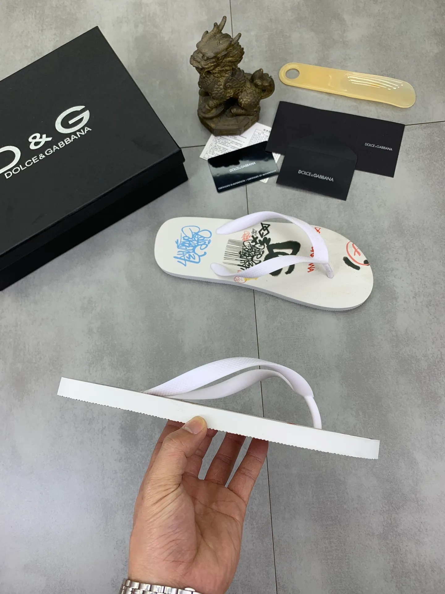 Men's Men's Shoes💰P220💰[New Style]🆘[DG]Official Website Couple🧑‍🤝‍🧑Hot-selling Dolce & Gabbana Men's Flip-Flops are on sale at the counter simultaneously! Original fabric imported from Italy. Original bottom provided by the original factory. Size: Adult 36-45. Children’s size: 30-37. Multiple colors available.
